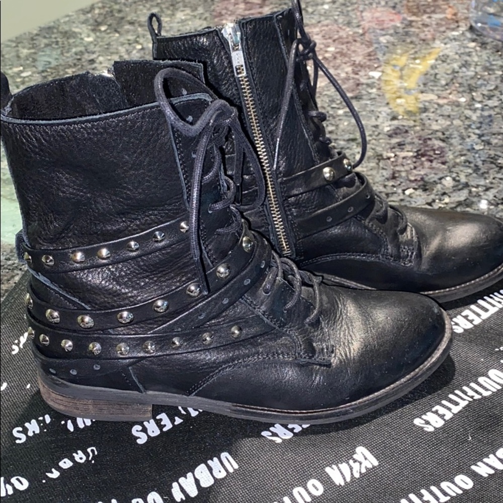 STEVEN - combat boots with studded wrap design